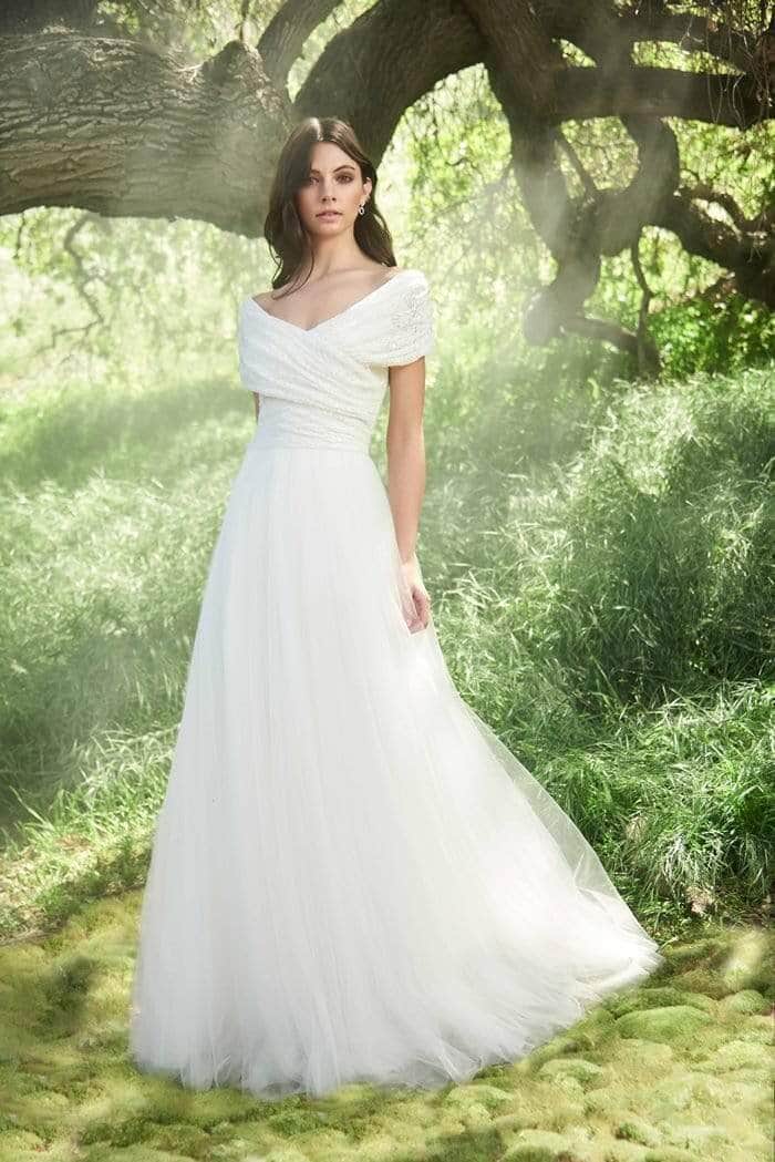 tadashi shoji white dress Tadashi Shoji is a brand founded on the belief that every woman deserves to feel confident Chiffon Gown Tadashi Shoji White
